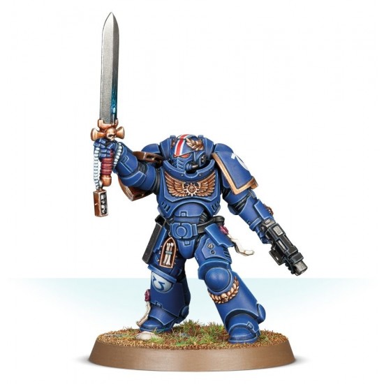 Space Marines - Primaris Lieutenant with Power Sword
